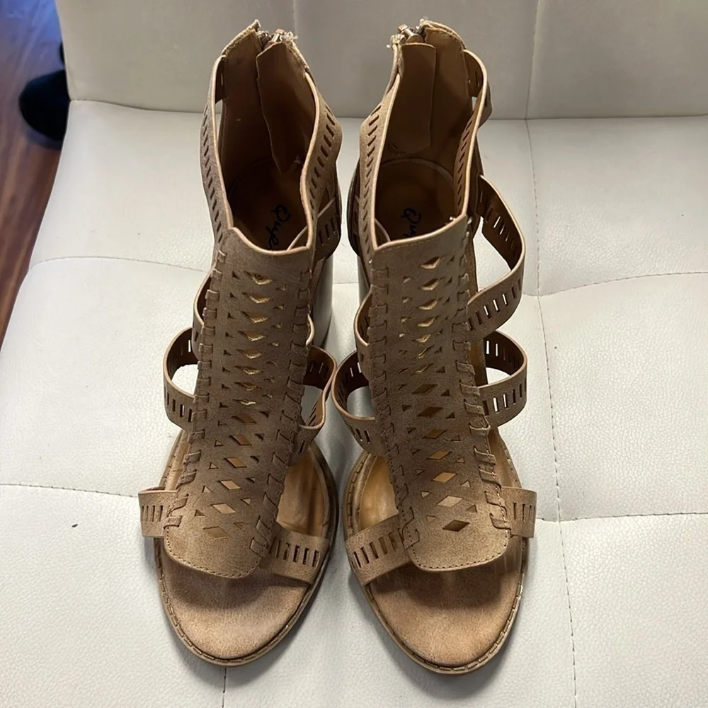 QUPID size 7 1/2 heel with zippered back Perfect for dressing up a summer outfit